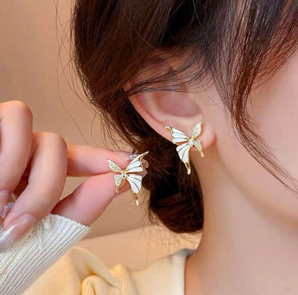 Exquisit Asymmetrical butterfly stud earings