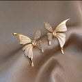 Exquisit Asymmetrical butterfly stud earings