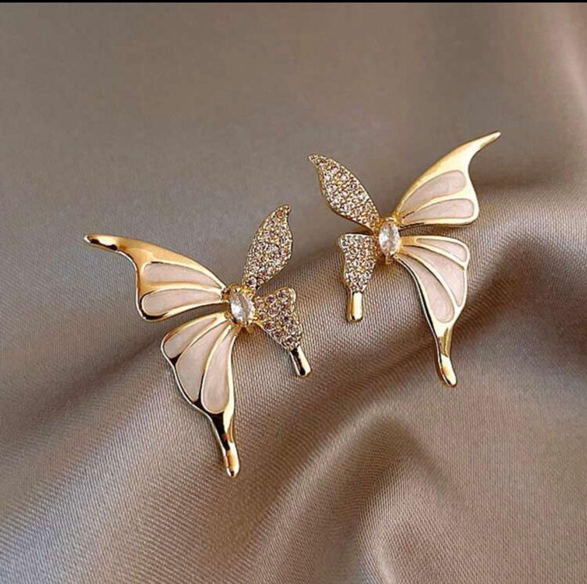 Exquisit Asymmetrical butterfly stud earings