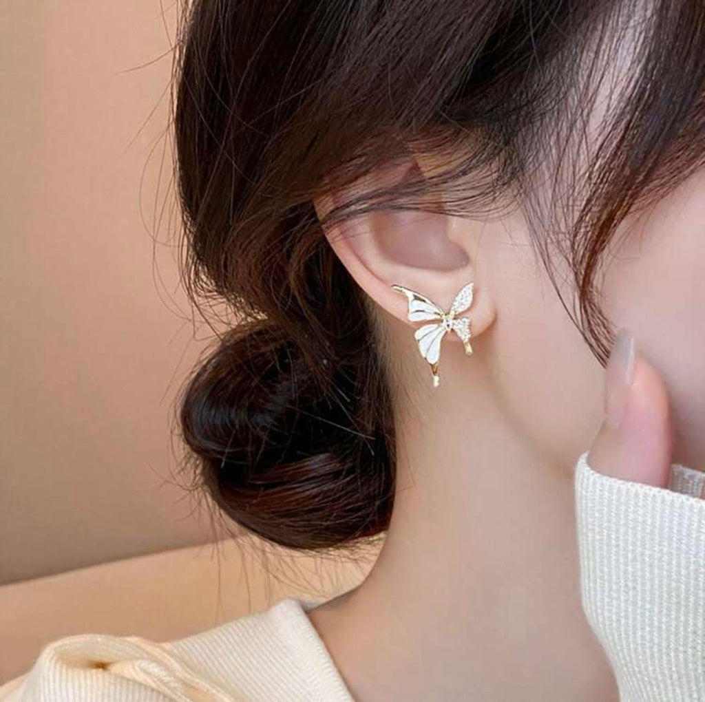 Exquisit Asymmetrical butterfly stud earings